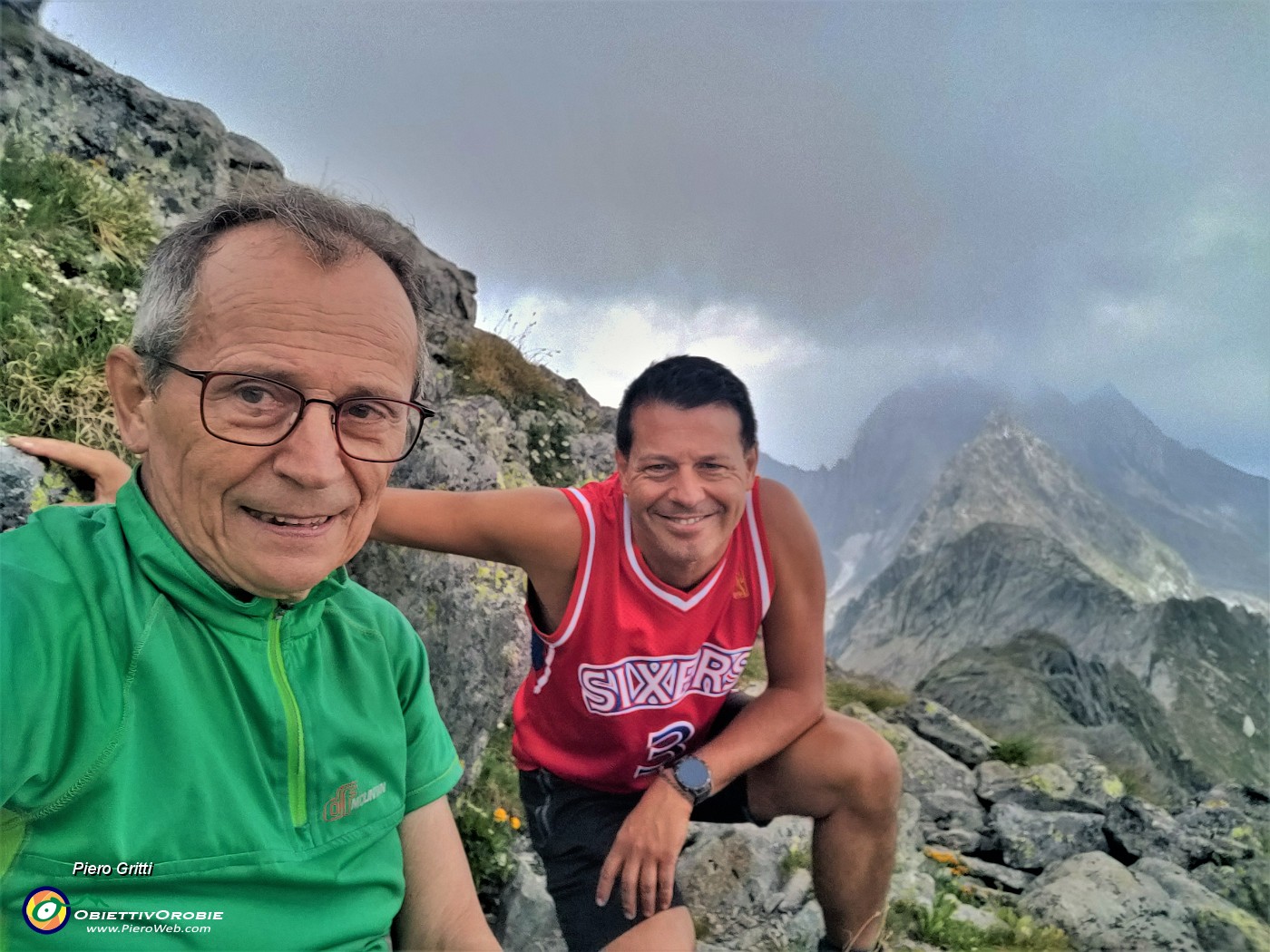 07 In cresta di vetta Cima Aga (2720 m) bello, ma ...gocciola e il Diavolo nelle nuvole .jpg